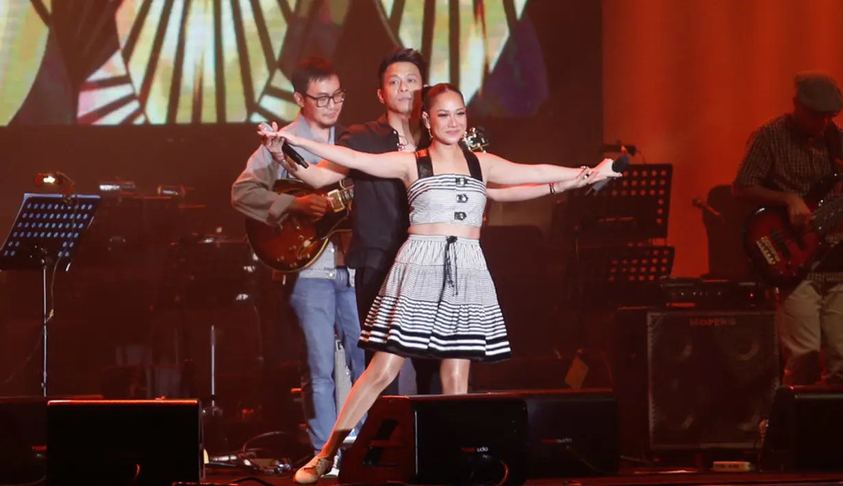 Tak sendirian, Ariel juga sempat berduet dengan Bunga Citra Lestari yang tampil cantik dengan two piece dress bernuansa monokrom. [Foto: KLY/Adrian Utama Putra].