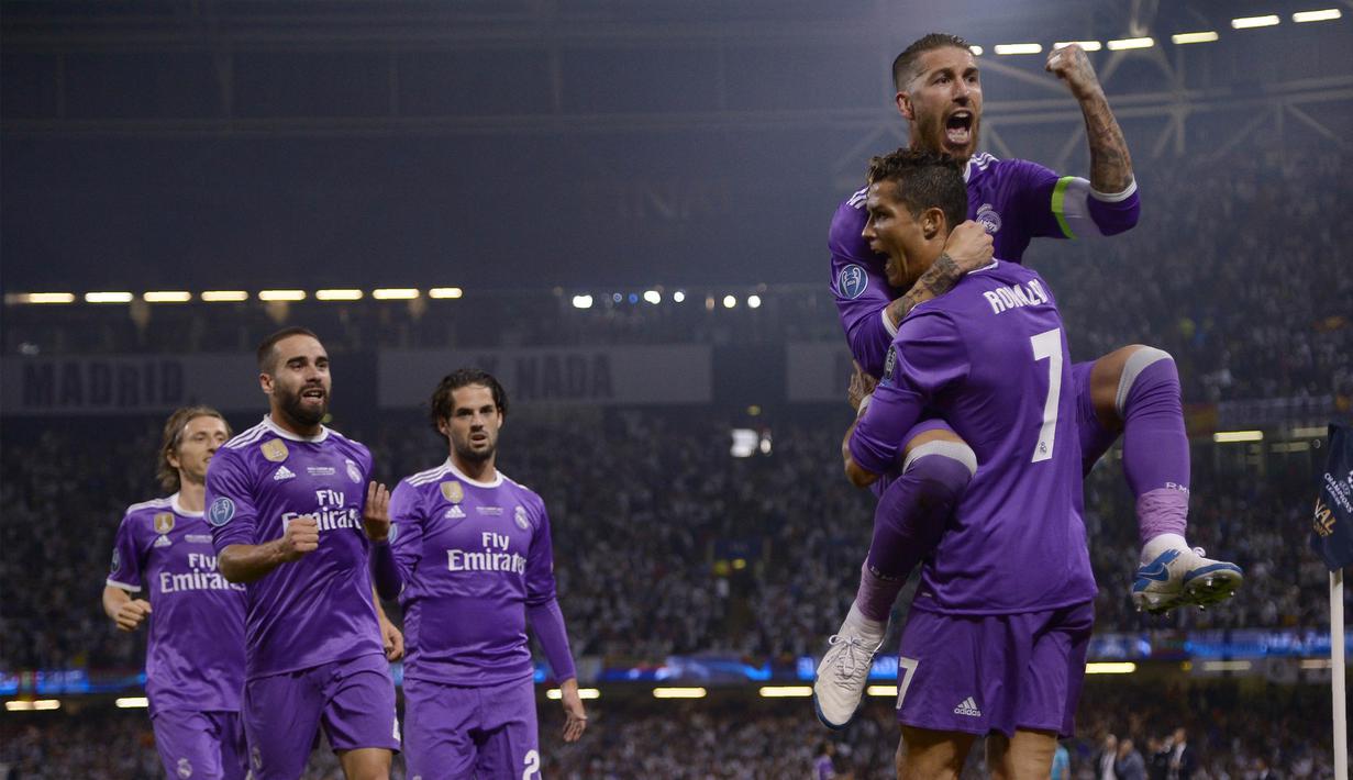 Para pemain Real Madrid merayakan gol yang dicetak Cristiano Ronaldo ke gawang Juventus pada laga final Liga Champions di Stadion Stadion Millenium, Cardiff, Sabtu (3/6/2017). Madrid menang 4-1 atas Juventus. (AFP/Filippo Monteforte)