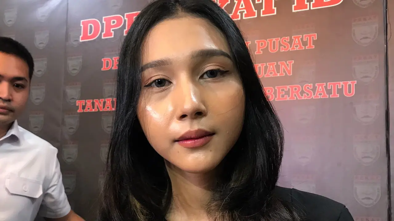 Tenri Ajeng Anisa alias Tenten Anisa