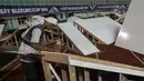 Pekerja membuat panggung saat persiapan jelang laga semifinal Piala AFF 2016 antara Timnas Indonesia melawan Vietnam di Stadion Pakansari, Jawa Barat, Jumat (3/12/2016). (Bola.com/Vitalis Yogi Trisna)
