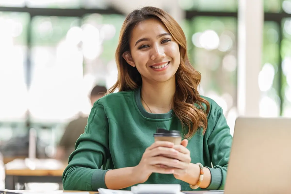 cantik mandiri bahagia tersenyum single