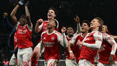 Arsenal berhasil memetik poin penuh saat bertandang ke markas Tottenham Hotspur dalam laga pekan ke-28 Liga Inggris 2025/2026 pada Minggu (22/02/2026) waktu setempat. (AFP/Glyn Kirk)