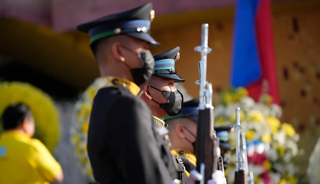 Anggota penjaga kehormatan berdiri tegak saat upacara peringatan 37 tahun kudeta hampir tak berdarah yang dikenal sebagai revolusi "People Power" untuk menggulingkan mendiang diktator Filipina Ferdinand Marcos dari kekuasaan 20 tahun di Monumen Kekuatan Rakyat, Kota Quezon, Filipina, Sabtu (25/2/2023). Ini adalah tahun pertama menandai peristiwa tersebut di bawah pemerintahan Marcos Jr. (AP Photo/Aaron Favila)