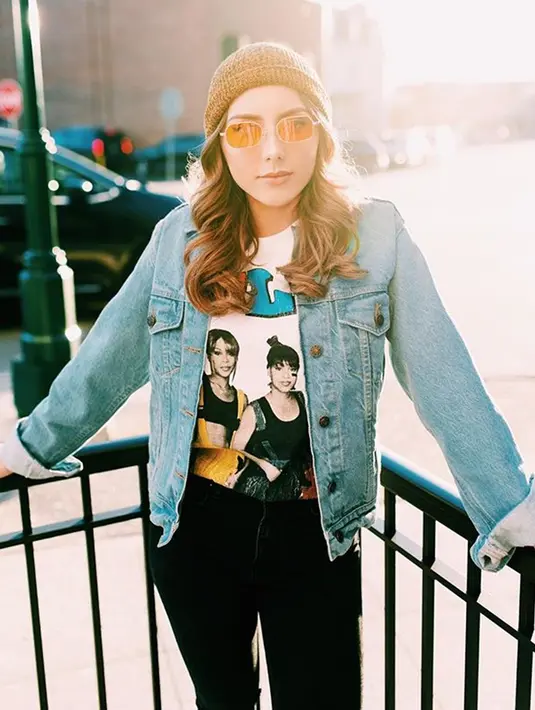 Cantiknya Hailie Scott juga terpancar dalam senyumannya. Ia juga pandai memadu padankan pakaian miliknya. (Liputan6.com/Instagram/@hailiescott1)