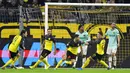 Para pemain Borussia Dortmund merayakan gol yang dicetak oleh Achraf Hakimi ke gawang Inter Milan pada laga Liga Champions 2019 di Stadion Signal Iduna Park, Selasa 926/11). Borussia Dortmund menang 3-2 atas Inter Milan. (AP/Martin Meissner)