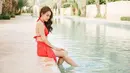 Shandy Aulia juga termasuk artis Indonesia yang kerap mengunggah foto seksi di akun Instagram-nya. Salah Satunnya adalah saat ia duduk di pinggir kolam dengan bikini warna merah. (Foto: instagram.com/shandyaulia)