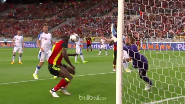 Romelu Lukaku striker yang dikabarkan diincar Manchester United gagal manfaatkan peluang sempurna jadi gol. This video presented by Ballball