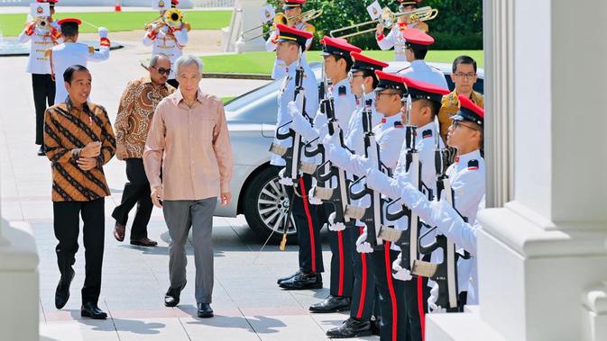 Kunjungan bilateral Presiden Jokowi disambut PM Lee Hsien Loong di Istana Kepresidenan Singapura. (Foto: Biro Pers Sekretariat Presiden)