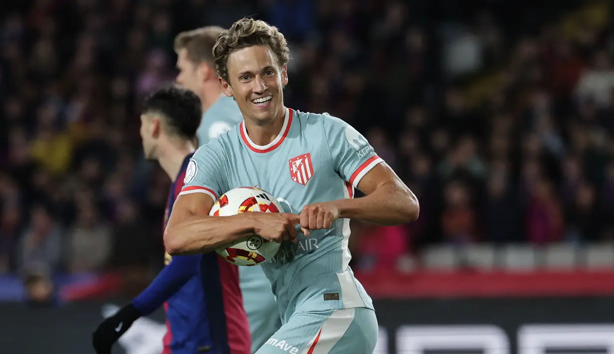 Pemain Atletico Madrid, Marcos Llorente melakukan selebrasi setelah mecnetak gol ke gawang Barcelona dalam laga leg 1 semifinal Copa del Rey 2024/2025 di Estadi Olimpic Lluis Companys, Barcelona, Rabu (26/02/2025) dini hari WIB. (AFP/Lluis Gene)