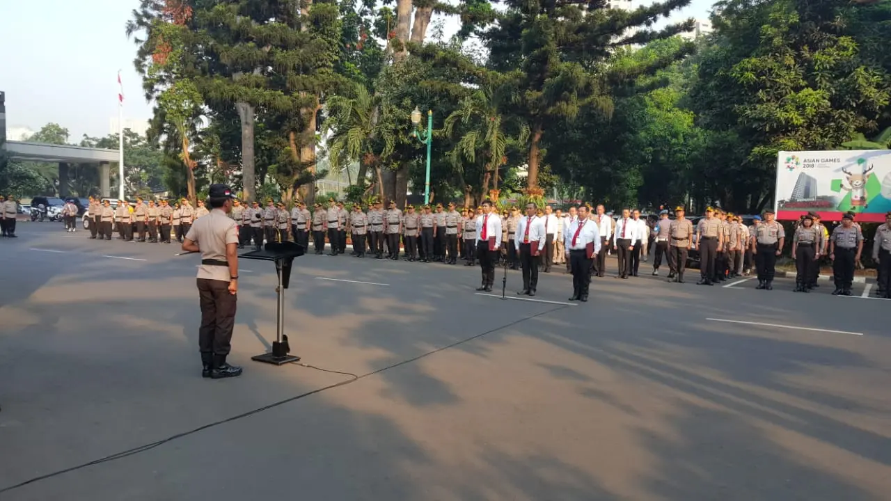 Kapolda Metro Jaya Irjen Pol Idham Azis memberikan penghargaan kepada delapan penyidik Subdit Harda Ditreskrimsus Polda Metro Jaya. (Merdeka.com/Ronald)