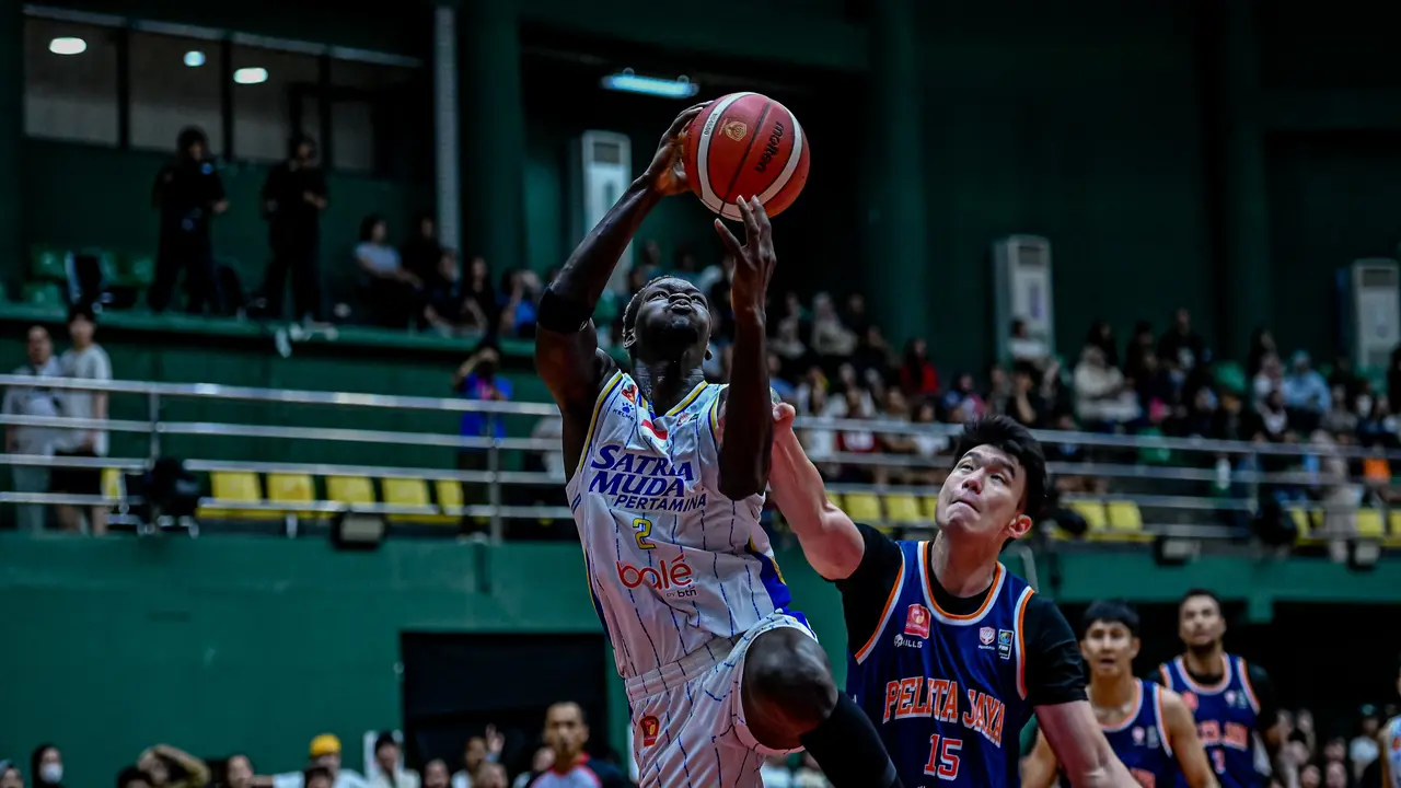 Aksi pemain Satria Muda Dame Diagne saat mengalahkan PJ di semifinal IBL All Indonesian