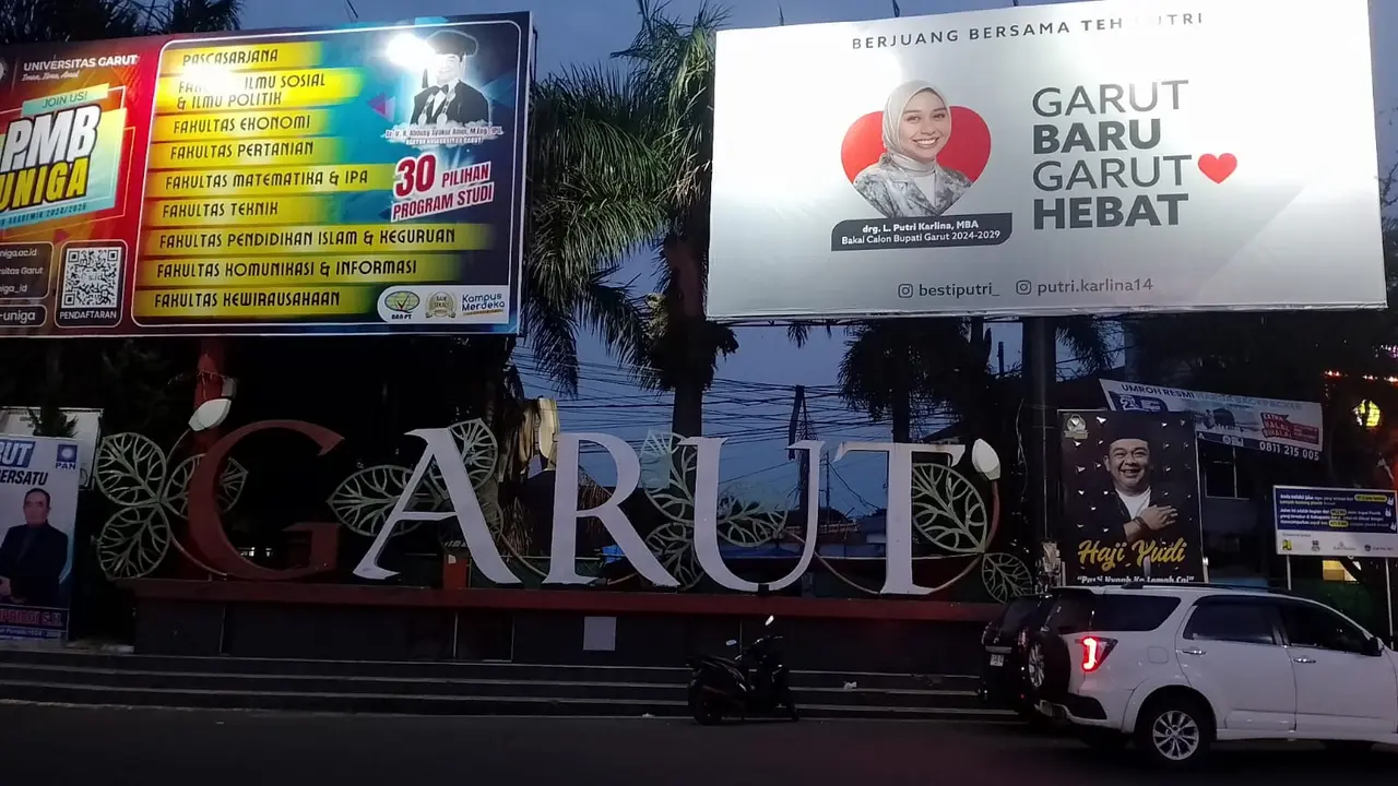 Salah satu media sosialisasi bakal calon Bupati Garut drg. Luthfianisa Putri Karlina atau Putri Karlina, pada salah satu billboard di wilayah Garut, menghangatkan konstalasi Pilkada Garut 2024. (Liputan6.com/Jayadi Supriadin)