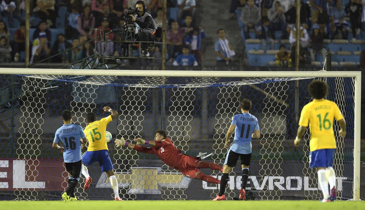 Gelandang Brazil, Paulinho, mencetak gol ke gawang Uruguay. Gol Paulinho lahir pada menit ke-19, 52 dan 90+2. (AFP/ Miguel Rojo)