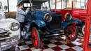 Foto yang diambil pada 14 Oktober 2025 ini menunjukkan mobil klasik Ford Model T pra-perang di Museum Mobil Antik Kebon, Bali. Namun, tidak semua koleksi mobil antik miliknya berada di sana. Di museum itu hanya tersimpan 190 mobil koleksinya, sementara sisanya masih dalam perawatan dan belum siap dipamerkan. (Dicky Bisinglasi/AFP)