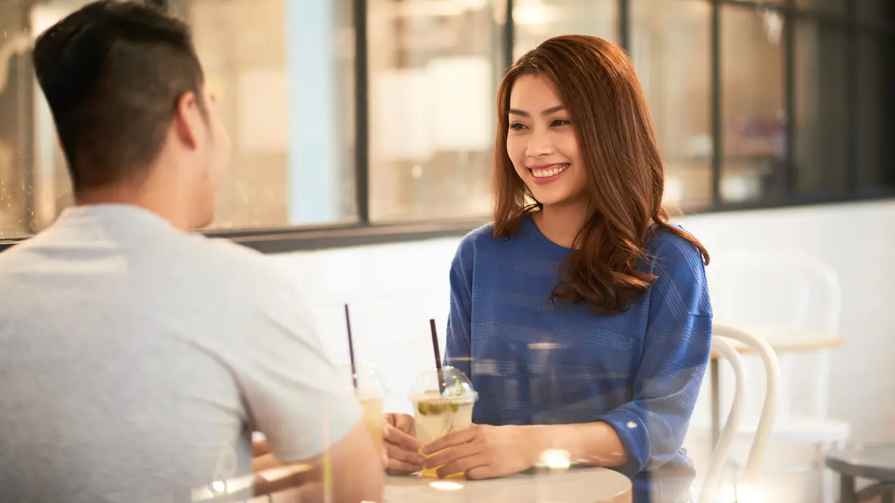 perempuan dan pasangan 6 juli senyum
