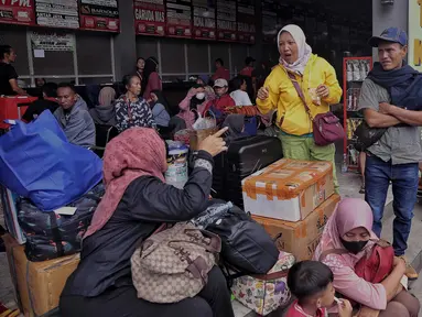 Pemudik saat menunggu waktu keberangkatan bus di Terminal Kalideres, Jakarta Barat, Kamis (27/3/2025). (Liputan6.com/Angga Yuniar)