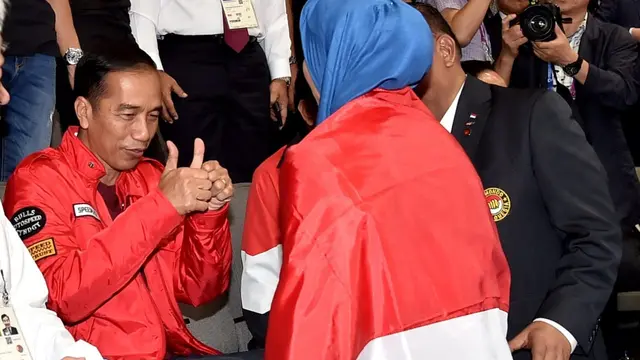 Presiden Jokowi memberi selamat kepada  altlet taekwondo Defia Rosmaniar (foto: Biro Pers Setpres)