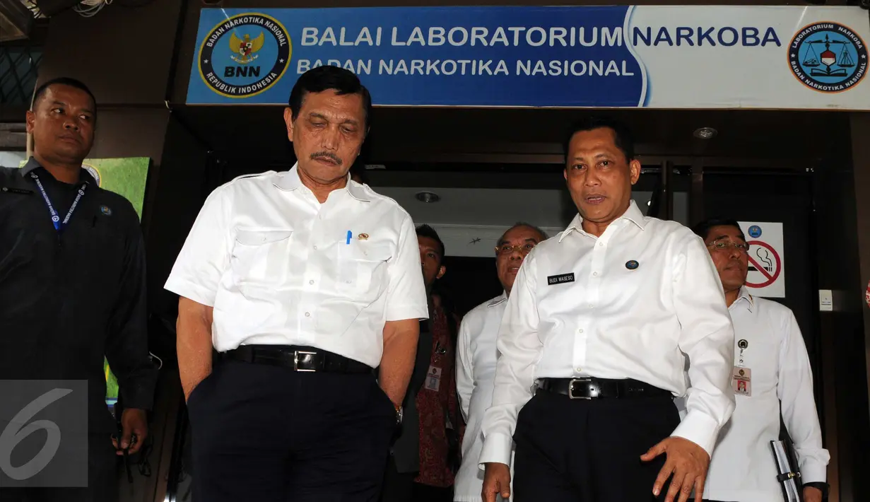 Menkopolhukam Luhut Binsar Pandjaitan ditemani Budi Waseso meninjau Balai Laboratorium Narkoba serta ruang tahanan BNN di Jakarta, Kamis (10/3/2016). Luhut menilai, fasilitas lembaga BNN cukup memprihatinkan. (Liputan6.com/Helmi Afandi)