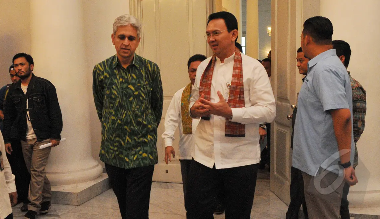 Gubernur DKI Jakarta Basuki T Purnama bersama Presiden Direktur Nestle Indonesia, Rashid Qureshi berjalan sebelum konferensi pers Jakarta International 10k, di Balai Kota, Jumat (22/5/2015). (Liputan6.com/Herman Zakharia)
