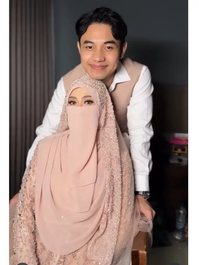 6 Potret Gamis Tinandrose di Resepsi Nikah, Nuansa Dusty Pink Berhias Payet