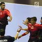 Pemain bola tangan Indonesia, Oni Arianus (kiri) mencoba membongkar pertahanan Malaysia pada penyisihan grup 3 bola tangan Asian Games 2018 di GOR PP POPKI, Jakarta, Minggu (26/8). Indonesia unggul 31-22. (Liputan6.com/Helmi Fithriansyah)