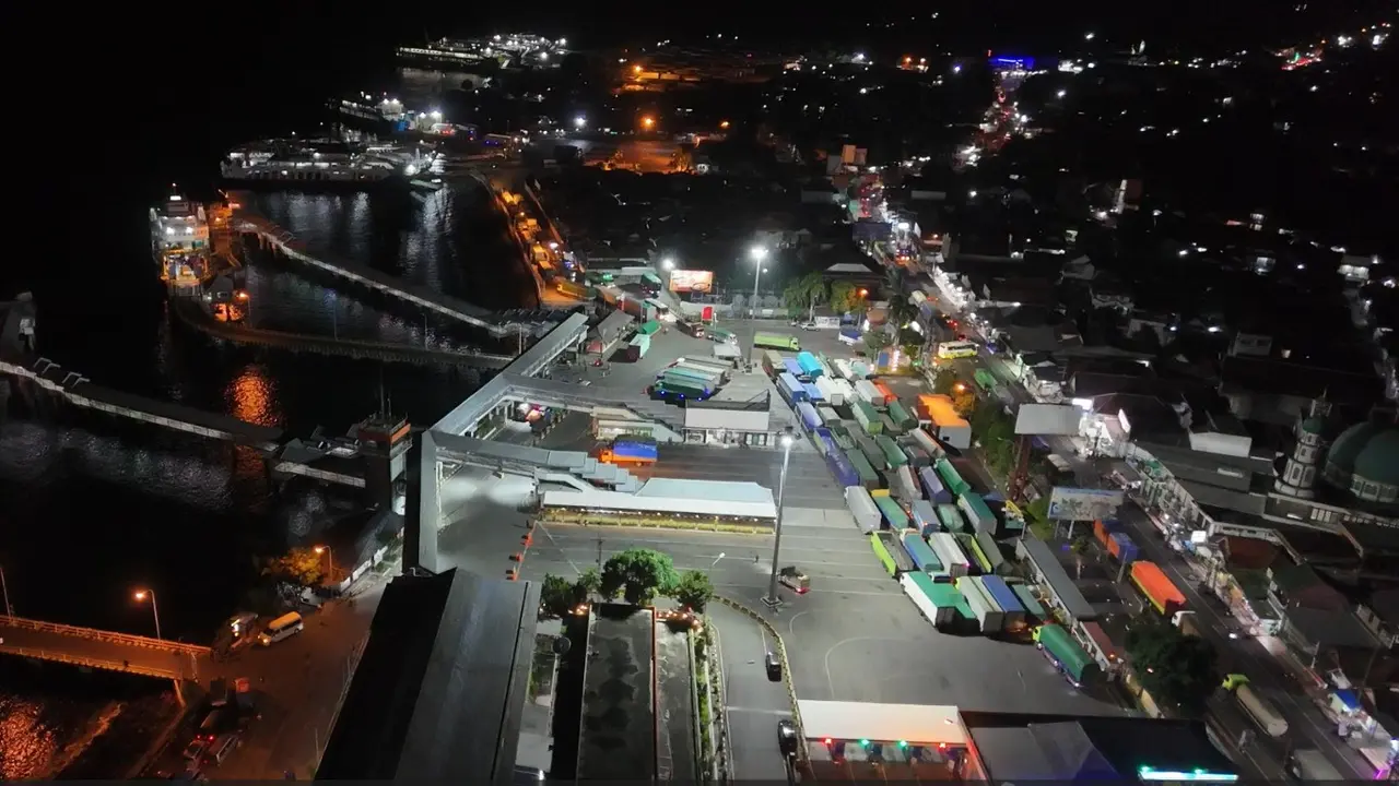 Antrean kendaraan pada malam hari di Pelabuhan Ketapang mengular hingga jalan raya (Istimewa)
