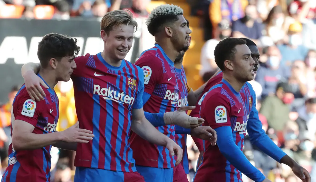 Barcelona berhasil menggandakan keunggulan pada menit ke-32. Gol kedua yang membuat kedudukan menjadi 2-0 dicetak oleh Frenkie de Jong (kedua dari kiri) melalui sebuah sontekan usai menerima umpan matang Ousmane Dembele. (AFP/Jose Jordan)