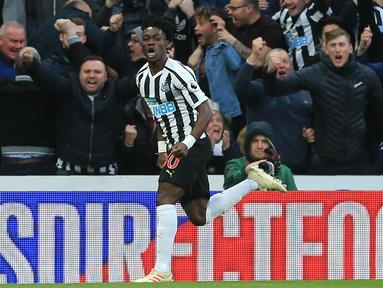 Gelandang Newcastle United asal Ghana Christian Atsu berselebrasi setelah mencetak gol ke gawang Liverpool pada pertandingan Liga Premier Inggris di St James 'Park, Inggris pada 4 Mei 2019. Atsu yang pernah membela Chelsea, Malaga, Porto, dan Newcastle dilaporkan selamat meski sempat tertimbun reruntuhan akibat gempa Turki. (AFP/Lindsey Parnaby)