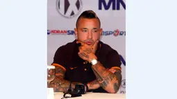  Pemain AS Roma, Radja Nainggolan, dalam konferensi pers kedatangan AS Roma di Jakarta. (24/72015). (EPA/ADI WEDA)