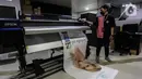 Pekerja mencetak di mesin cetak digital printing PT Bintang Sempurna di kawasan Benhil, Jakarta Pusat, Rabu (24/2/2021). Setidaknya omset yang dihasilkan digital printing ini tidak sebesar seblum pandemi berlangsung. (Liputan6.com/Johan Tallo)