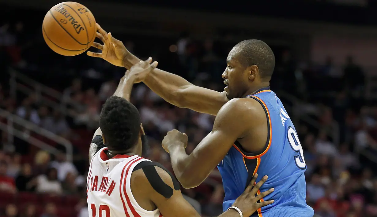 Pemain Oklahoma City Thunder Serge Ibaka (kanan) saat dihadang pemain Houston Rockets  James Harden saat pertandingan NBA kuartal ketiga di Toyota Center, Amerika Serikat, (2/11/2015). Rockets menang 110 - 105 atas Thunder. (Reuters/ Thomas B. Shea)