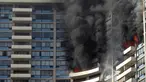 Petugas pemadam kebakaran menyemprotkan air untuk memadamkan api saat terjadi kebakaran di apartemen Marco Polo, Honolulu (14/7). Setidaknya tiga orang tewas akibat kebakaran yang terjadi di apartemen tersebut. (AP Photo / Marco Garcia)