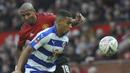Bek Manchester United, Ashley Young, berebut  bola dengan pemain Reading, Andy Rinomhota, pada laga Piala FA di Stadion Old Trafford, Sabtu (5/1). Manchester United menang 2-0 atas Reading. (AP/Rui Vieira)