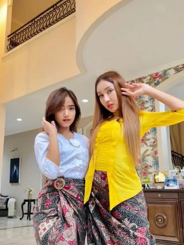 6 Potret Fuji dan Lucinta Luna Kompak Pakai Kebaya, Jadi Sorotan