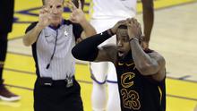 Ekspresi pemain Cavaliers, LeBron James (23) melakukan protes kepada wasit pada gim pertama final NBA basketball di Oakland, California, (31/5/2018). Warriors menang 124-114. (AP/Marcio Jose Sanchez)