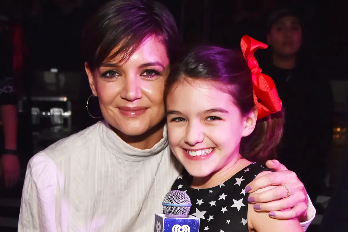 [Bintang] Cantik Seperti Ibunya, Lihat Momen Kembar Suri Cruise dan Katie Holmes yang Menggemaskan