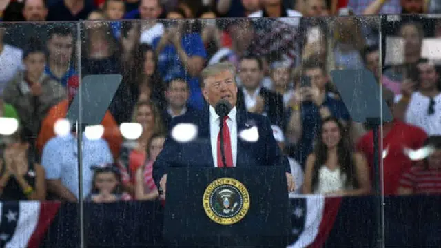 Presiden AS Donald Trump berpidato di balik kaca anti peluru di Lincoln Memorial, Kamis 4 Juli 2019 (AFP/Brendan Smialowski)