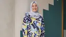 Di foto OOTD lainnya, wanita yang akrab disapa Chacha ini mengenakan outfit yang lebih cerah dengan hijab berwarna sky blue dan kemeja bermotif. (Liputan6.com/IG/@natasharizkinew)