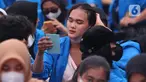 Seorang mahasiswi saat mengikuti aksi di depan Gedung DRI, Jakarta, Kamis (21/4/2022). Parayan Hari Kartini yang jatuh pada 21 april banyak sejumlah perempuan ikut aksi penolakan penundaan pemilu 2024. (Liputan6.com/Angga Yuniar)