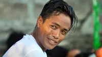 Gelandang Bali United, I Gede Sukadana, melayangkan protes perubahan mendadak jadwal bertanding Piala Bhayangkara 2016. (Bola.com/Iwan Setiawan)