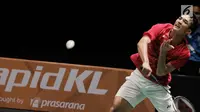 Pebulu tangkis Indonesia Christie Jonatan memukul kok saat melawan Malaysia dalam laga perempat final Sea Games 2017 di Axiata Arena, Kuala Lumpur, Malaysia, Rabu (27/8). Indonesia menang dengan skor 21-13. (Liputan6.com/Faizal Fanani)