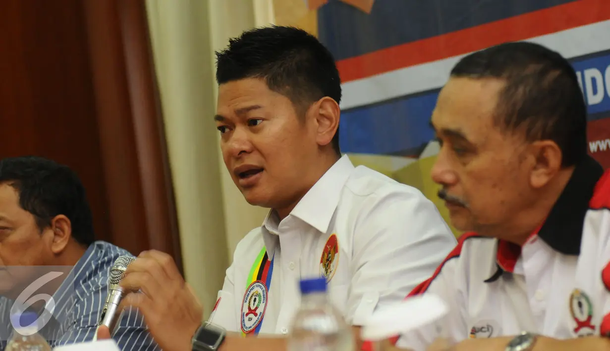 Ketua Umum PB ISSI, Raja Sapta Oktohari (tengah) memberi keterangan saat soft launching Tour de Indonesia 2017 di Jakarta, Selasa (8/11). PB ISSI ingin mengembalikan kejayaan kompetisi balap sepeda bergengsi di tanah air. (Liputan6.com/Helmi Fithriansyah)