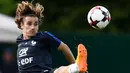 Penyerang Atletico Madrid, Antoine Griezmann berusaha mengontrol bola saat sesi latihan untuk persiapan kualifikasi Piala Dunia 2018 melawan Swedia di Clairefontaine-en-Yvelines (5/6). (AFP Photo/Franck Fife)