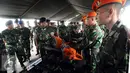 Panglima TNI Jenderal Gatot Nurmantyo mengecek kesiapan pasukan usai Upacara Alih Kodal PPRC TNI TA 2016-2018, Halim Perdanakusuma, Jakarta, Kamis (3/3/2016). Serah tugas PPRC dari Pangdiv II Kostrad ke Pangdiv I Kostrad. (Liputan6.com/Helmi Fithriansyah)