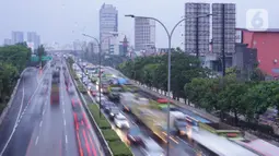 Kendaraan melintasi Jalan Tol Lingkar Dalam Jakarta di Cilandak, Jakarta Selatan, Jumat (2/10/2020). Direktorat Lalu Lintas Polda Metro Jaya mencatat jumlah kendaraan yang melintas pada jalur protokol menurun 21 persen ketika pemberlakuan PSBB Jakarta saat ini. (Liputan6.com/Immanuel Antonius)