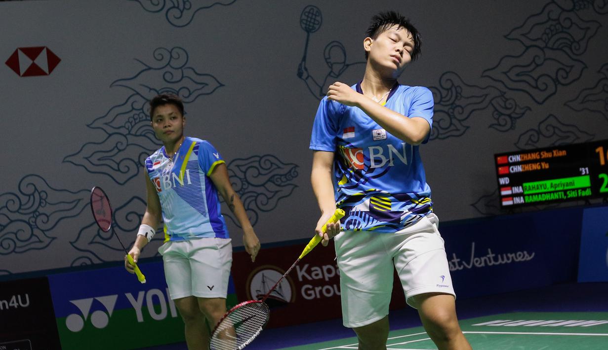 Ekspresi ganda putri Indonesia, Apriyani Rahayu/Siti Fadia Silva Ramadhanti saat bertanding pada babak 16 besar Indonesia Open 2022 di Istora Senayan, Jakarta, Kamis (16/06/2022). Apriyani/Siti Fadia berhak melaju ke babak perempatfinal usai mengalahkan ganda putri China, Zhang Shu Xian/Zheng Yu. (Bola.com/Bagaskara Lazuardi)
