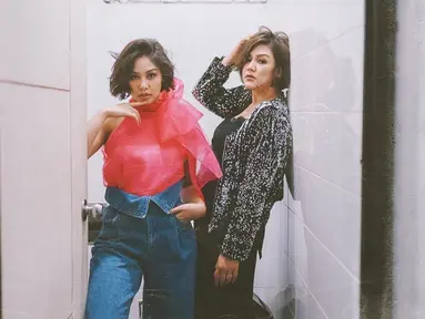 Sissy Priscillia dan Vanesha Prescilla adalah sosok artis kakak-adik yang terpaut usia cukup jauh yaitu 15 tahun. Meski begitu, keduanya punya wajah yang mirip banget bahkan sering dikira kembar. (Liputan6.com/IG/@sysiio)