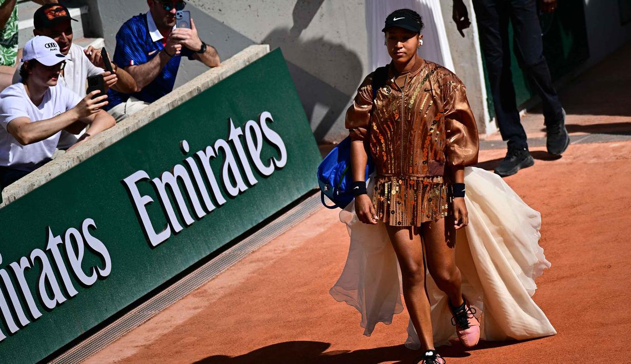 Naomi Osaka dari Jepang tiba sebelum pertandingan tunggal putri melawan Donna Vekic (Kroasia) pada hari ke-5 turnamen Prancis Terbuka 2026 di Lapangan Simonne-Mathieu, Kompleks Roland-Garros, Paris pada Kamis 28 Mei 2026. (JULIEN DE ROSA/AFP)