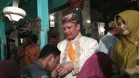 Sultan Keraton Kasepuhan Cirebon PRA Arief Natadiningrat bersalaman dengan warga usai mengikuti rangkaian acara ritual Panjang Jimat. Foto (Liputan6.com / Panji Prayitno)