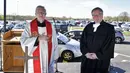 Pastor Frank Heidkamp (kiri) dan Evangelis Heinrich Fuchs usai kebaktian Jumat Agung di sebuah bioskop drive-in di Duesseldorf, Jerman, Jumat (10/4/2020). Kebaktian drive-in dilakukan setelah Jerman menutup tempat ibadah untuk mencegah penyebaran virus corona COVID-19. (AP Photo/Martin Meissner)